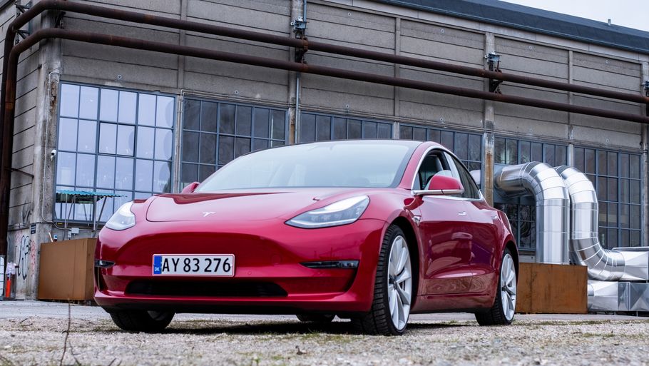 Prisen på Tesla-elbiler falder endnu en gang. Det drejer sig blandt andet om Model 3. Arkivfoto: Benny Kjølhede