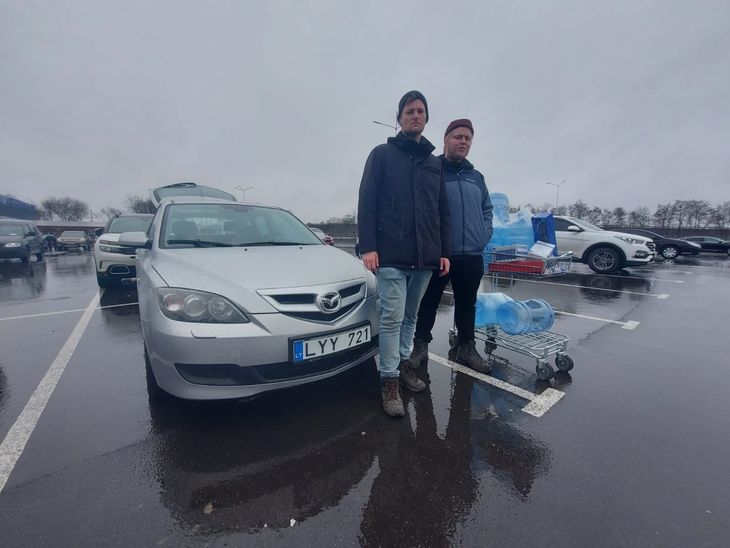 Ekstra Bladets reportere i Dnipro har anskaffet sig egen bil, så de lettere kan komme rundt.