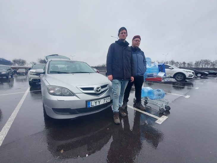 Det var, da Stefan Weichert og Emil Filtenborg var på reportage i det østlige Ukraine nær byen Ohtyrka, at de og deres bil blev beskudt. Foto: Emil Filtenborg