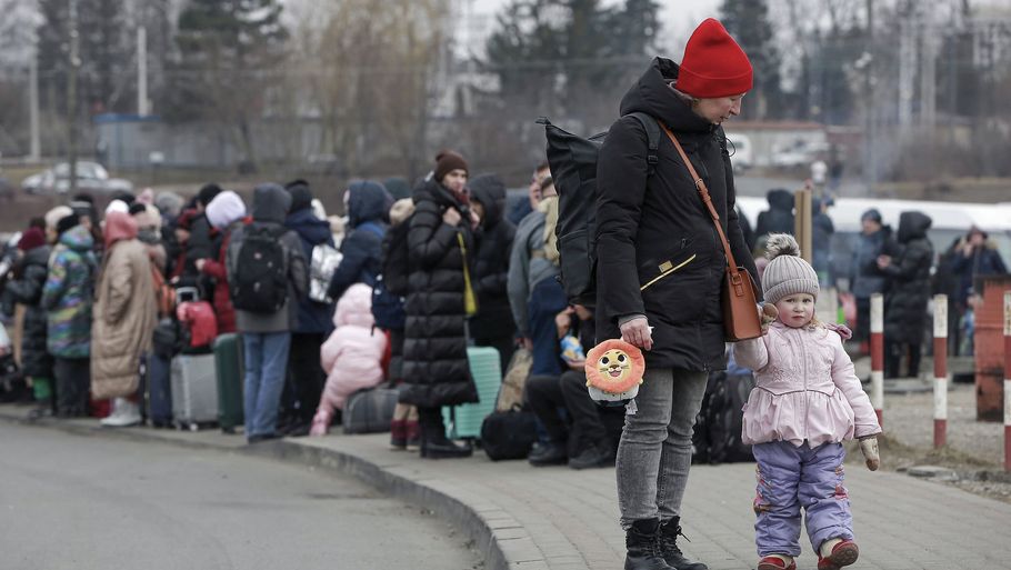 Inger Støjberg vil hellere hjælpe strømmen af ukrainske flygtninge end mange andre flygtninge og migranter, skriver hun. Foto af flygtninge fra den polsk-ukrainske grænse. Visar Kryeziu/Ritzau Scanpix