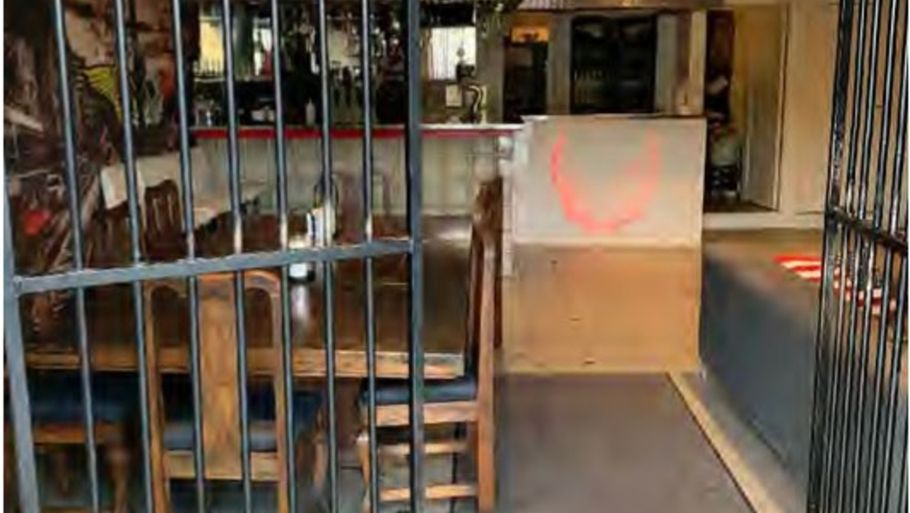 Politiet tog en lang række billeder, da de for lidt mere end et år siden ransagede to rockerklubhuse. Her er det underetagen - og baren - hos HA-afdelingen i Gøteborg. Foto: Svensk politi
