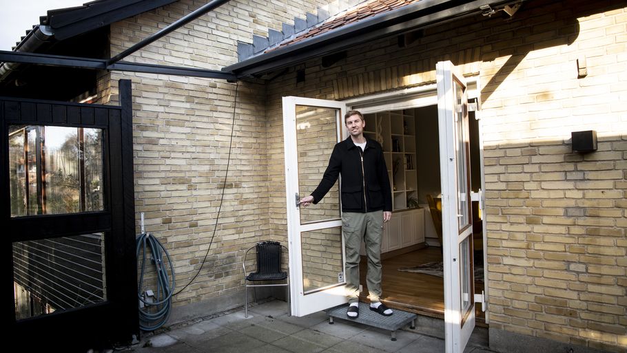 Rasmus skylder i dag over en halv million kroner mindre, end da han lånte til huset i november sidste år. Foto: Linda Johansen