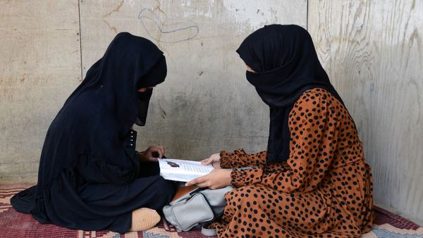 Afghanske piger vender tilbage i skole med krav om hijab –
