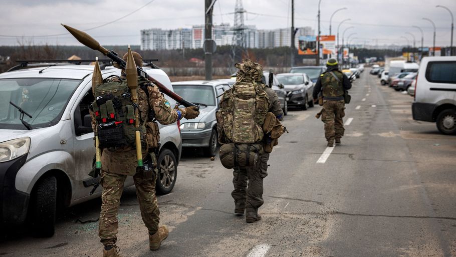 Ukrainske soldater på vej mod byen Irpin tidligere på måneden. Foto: Dimitar Dilkoff/Ritzau Scanpix