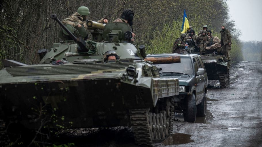 Kampvogne, panservogne, artillerier og helikoptere. Ukraoine får en del våben udefra. Foto: Ritzau Scanpix