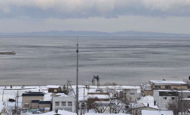 Et billede fra den japanske by Hokkaido, hvorfra man kan skimte den russisk-kontrollerede ø Kunashiri. Foto: Ritzau Scanpix