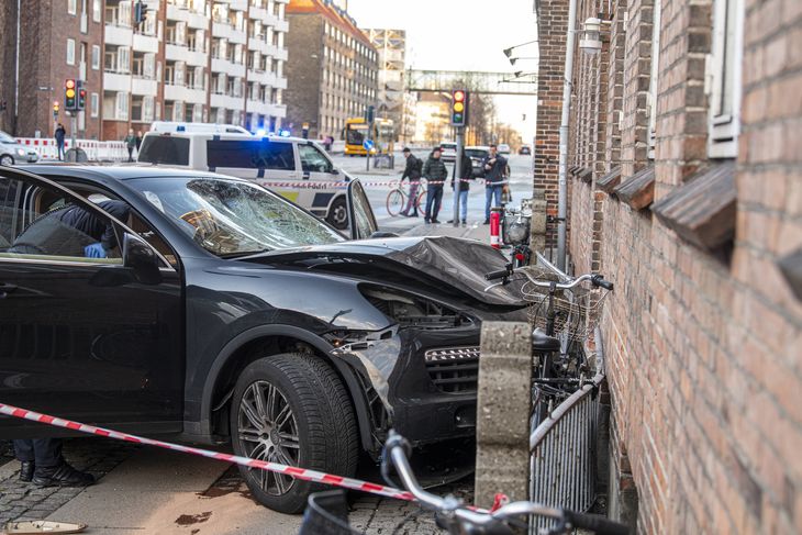 Den leasede sorte Porsche Cayenne, der blev totalskadet ved ulykken, blev også konfiskeret. Foto: Kenneth Meyer