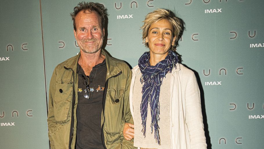 Den 56-årige filminstruktør og stuntman  Lasse Spang Olsen og skuespiller Laura Drasbæk gik fra hinanden for tre år siden, men er stadig bedste venner. Her ses de på den røde løber til biografpremieren på ' Dune' i september 2021. Arkivfoto: Jonas Olufson