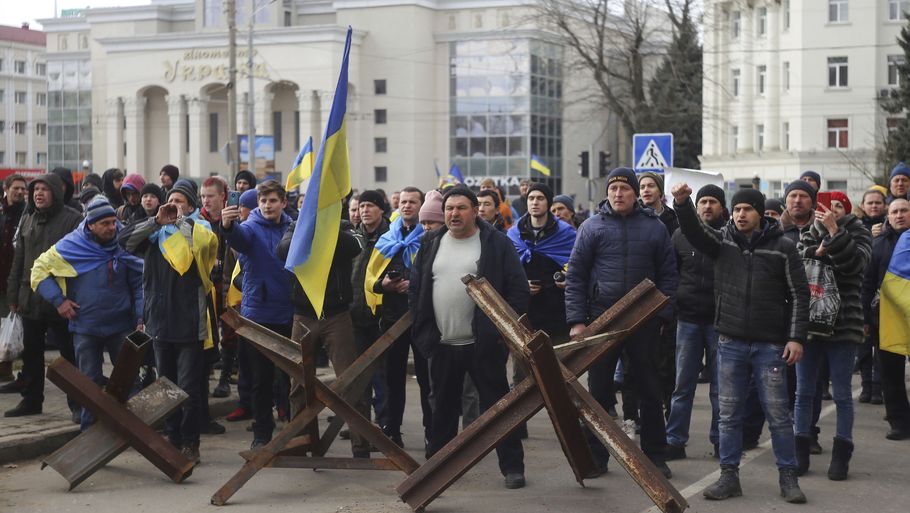 Ukrainere demonstrerede mod russiske soldater i begyndelsen af marts. Byen er i dag besat af russiske styrker, og Rusland indfører flere tiltag for at afstemme byen med russiske forhold. (Arkivfoto). Foto: Olexandr Chornyi/Ritzau Scanpix