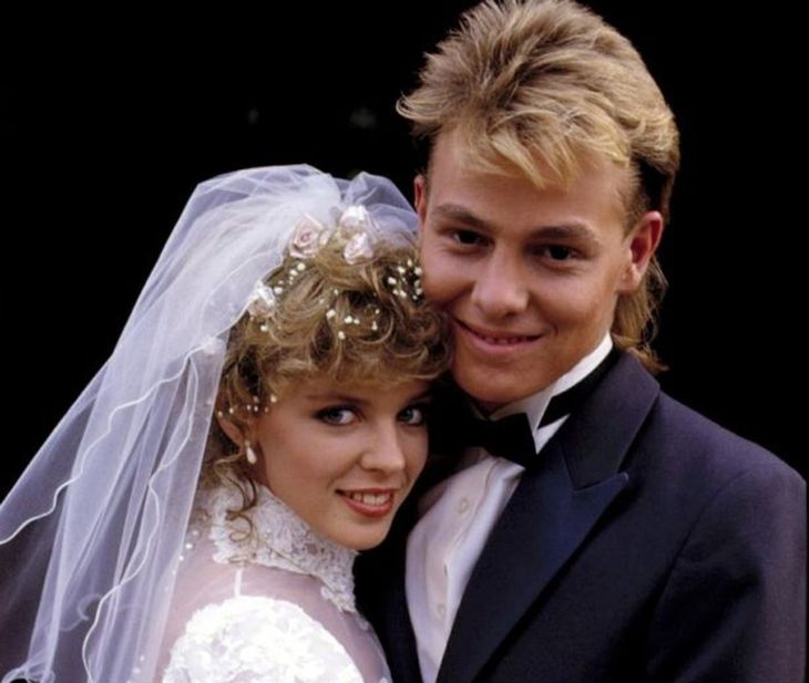 Kylie Minogue og Jason Donovan blev gift i 'Neighbours' i 1987. Nu vender de tilbage til den australske sæbeopera en sidste gang. Pr-foto