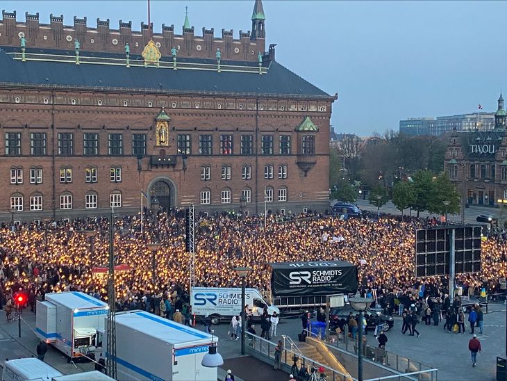 På Rådhuspladsen var mange danskere også mødt op. Foto: EB