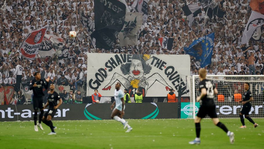Frankfurt-fansene havde hele tre store bannere, som blev vist under kampen. Foto: Peter Cziborra/Ritzau Scanpix