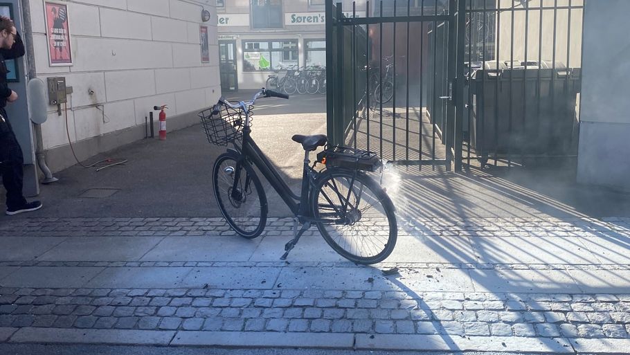 Der gik ild i batteriet på en elcykel på Frederiksberg fredag morgen. Privatfoto