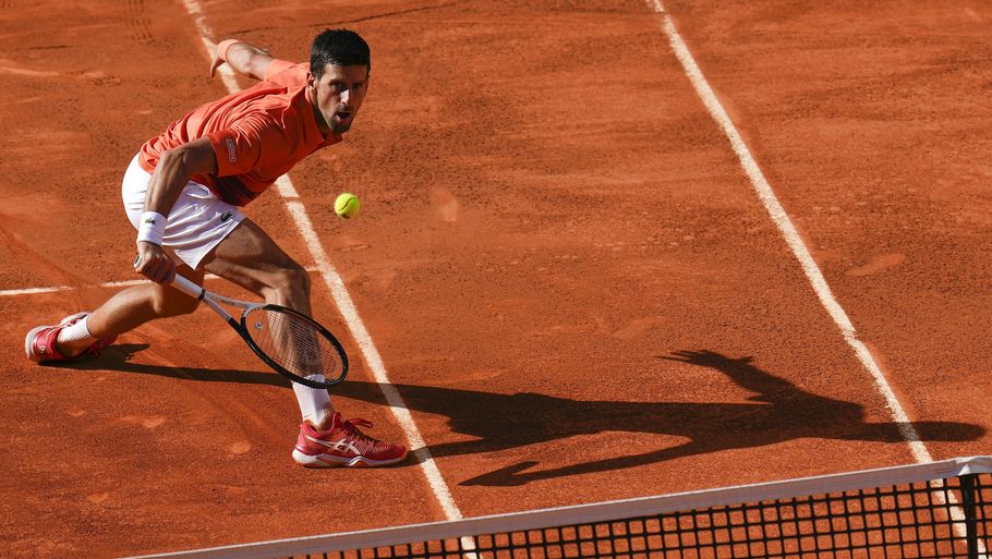 Novak Djokovic havde store problemer mod Carlos Alcaraz, som endte med at vinde i tre sæt og gå i finalen i Madrid. Foto: Manu Fernandez/Ritzau Scanpix
