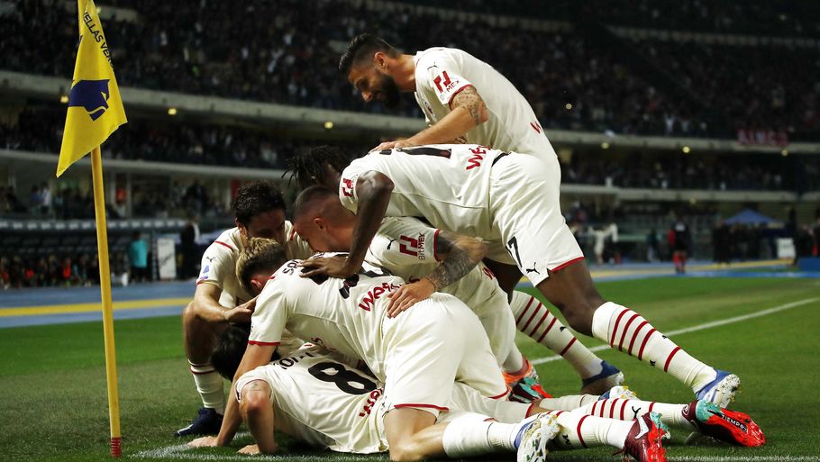 Milan fejrer én af Sandro Tonalis to scoringer i 3-1-sejren over Verona. Foto: Alessandro Garofalo/Reuters