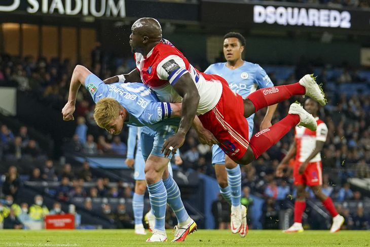 Akinfenwa i kamp med Manchester Citys Kevin De Bruyne i den engelske pokalturnering. Foto: Dave Thompson / AP Photo / Ritzau Scanpix