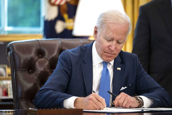 USA's præsident, Joe Biden, underskriver den såkaldte 