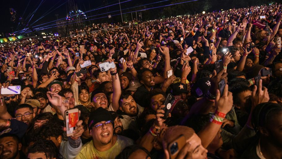 4932 festivalgæster kom til skade på Astroworld i Houston, viser ny opgørelse. Her ses publikum under koncerten med Travis Scott, før det helt galt. Foto: Ritzau Scanpix