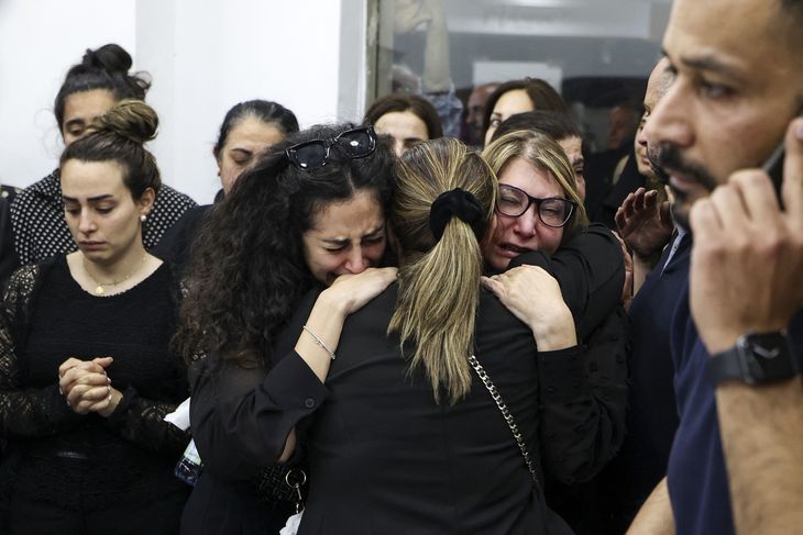 Grædefærdige kolleger fra Al-Jazeera efter nyheden om Shireens død. Foto Abbas Momani / AFP / Ritzau Scanpix 