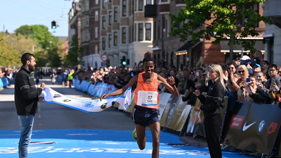 Berhane Tsegay fra Eritrea vinder Copenhagen Marathon og sætter ny løbsrekord. Foto: Philip Davali/Ritzau Scanpix