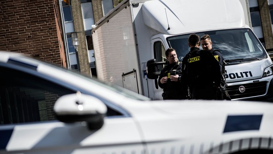 Politiet var massivt til stede ved Retten i Odense, hvor otte unge mænd blev varetægtsfængslet efter et langvarigt grundlovsforhør. Foto: Tim Kildeborg Jensen