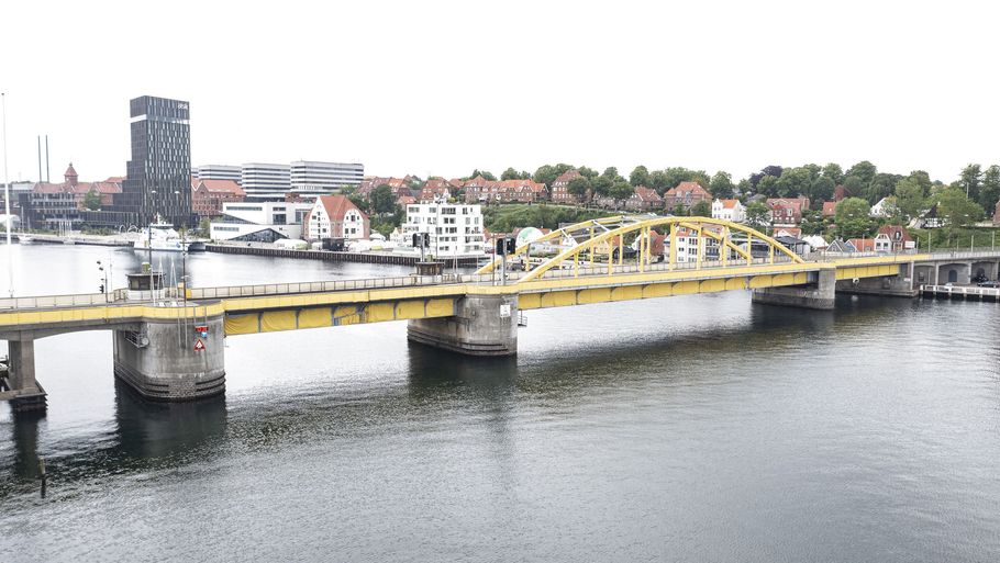 Kong Christian X's Bro i Sønderborg er blevet farvet gul, inden Tour de France kommer til byen. Foto: Claus Fisker/Ritzau Scanpix