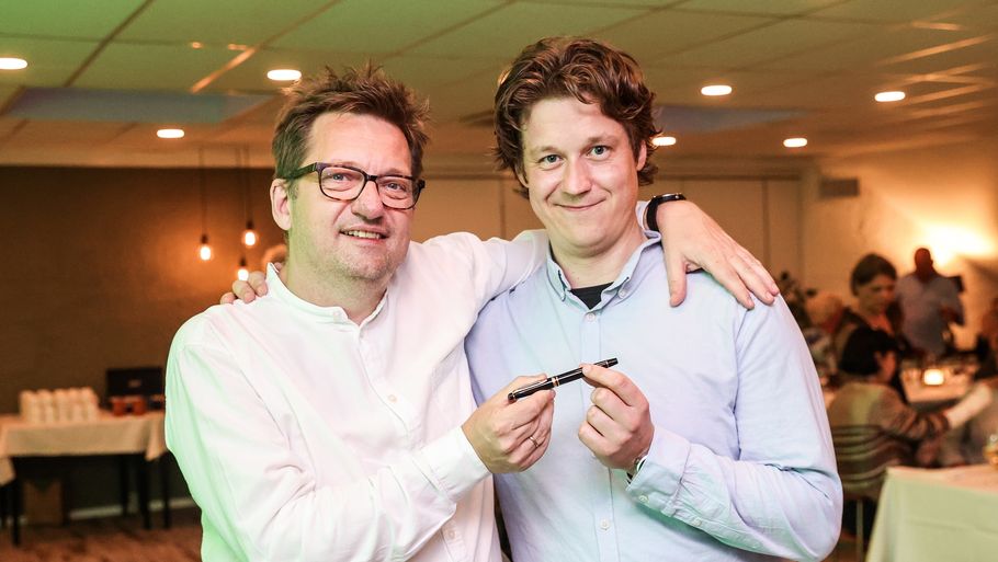 Klaus Egelund og Thomas Nørgaard Andersen med beviset på, at de er Årets Sportsjournalist: Den gyldne pen. Foto: Anders Kjærbye