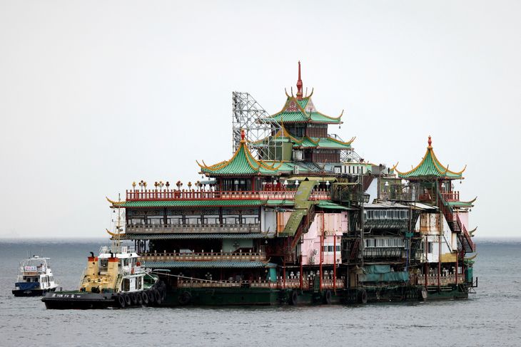 Her ses den enorme flydende restaurant til søs. Foto: Tyrone Siu/Ritzau Scanpix