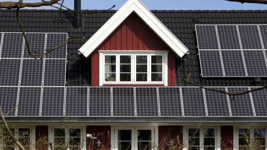 Hvis dine solceller producerer mere strøm, end du selv bruger, har du mulighed for at sælge den overskydende strøm. Arkivfoto: Finn Frandsen