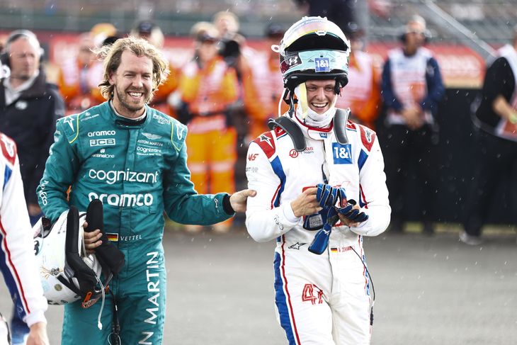 Sebastian Vettel var blandt de første gratulanter. Mick Schumacher sluttede lige foran sin mentor. Foto: Andy Hone/Haas F1 Team