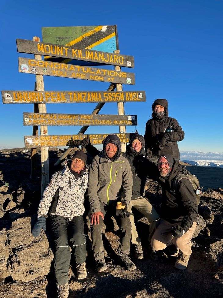 Familien Cort på toppen af Kilimanjaro i oktober 2021. Foto: PRIVATFOTO