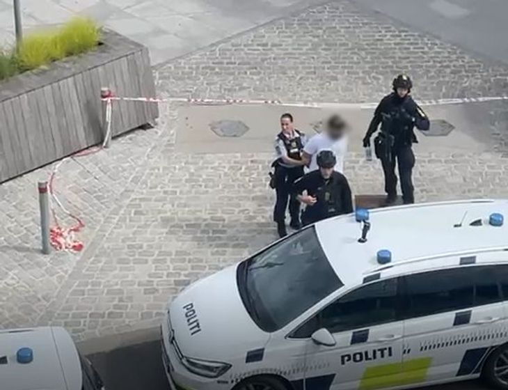 Her bliver en mand ført bort af politiet ved Terminal 2 i Københavns Lufthavn. Politiet vil ikke kommentere på, om der er en sammenhæng med undersøgelsen af den mistænkelige kuffert. Privatfoto. 