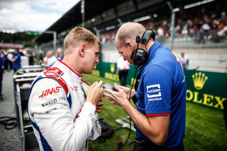 Mick Schumacher i selskab med Kevin Magnussens tidligere løbsingeniør Gary Gannon. Foto: Andy Hone/Haas F1 Team