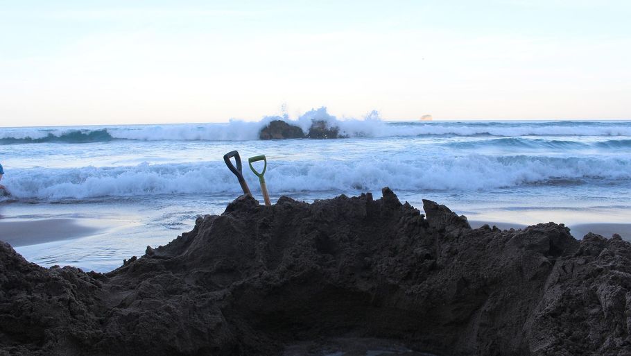 En ny trend har set dagens lys. Her graver unge mennesker meget store huller på stranden. Foto: Pixabay