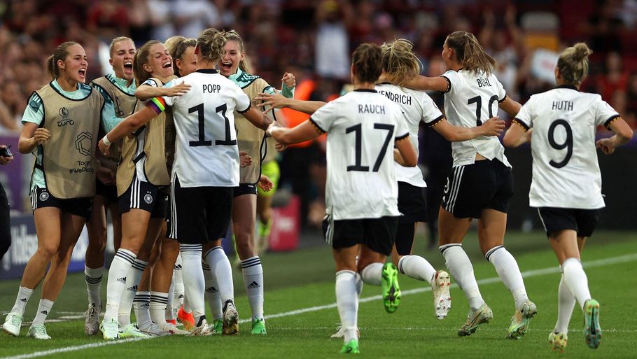 Tyskerne jubler her efter 2-0-scoringen tirsdag aften. Foto: Adrian Dennis/Ritzau Scanpix