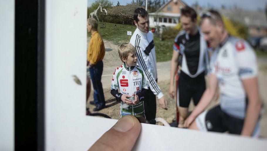 En meget ung Jonas Vingegaard kigger beundrende på en af de voksne ryttere fra Thy Cykle Ring. Nu er det ham, der bliver kigget beundrende på. Foto: Ole Iversen