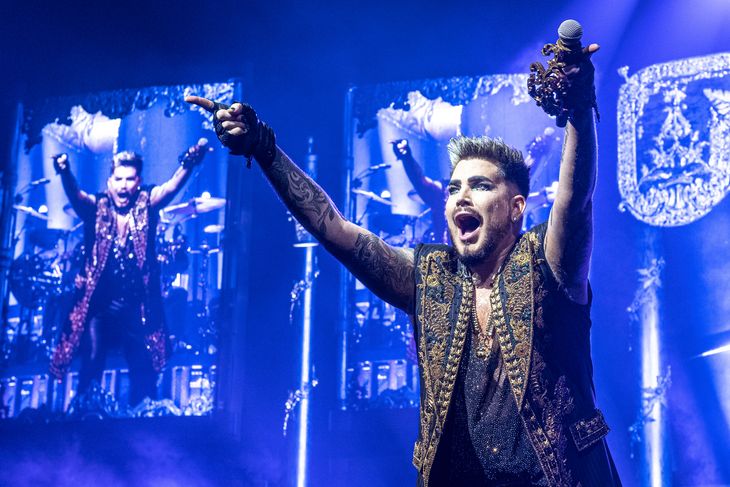 Siden 2012 har den amerikanske sanger Adam Lambert turneret sammen med Queen som erstatningsvokalist for den afdøde Freddie Mercury. Han danner i øvrigt par med danske Oliver Gliese på 26.