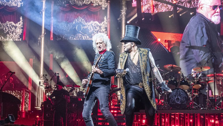 Brian May fra Queen og Adam Lambert på scenen i Royal Arena i København søndag den 17. juli. Få dage senere steg temperaturen gevaldigt, da Queen-karavanen nåede til Norge. Foto: Kenneth Meyer