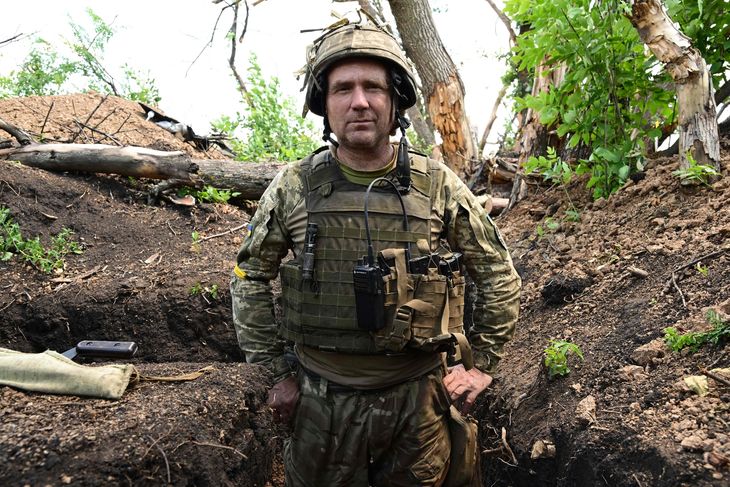 En ukrainsk soldat, der hedder Ahil, poserer i en skyttegrav ved frontlinjen i det østlige Ukraine. Foto: Miguel Medina/Ritzau Scanpix