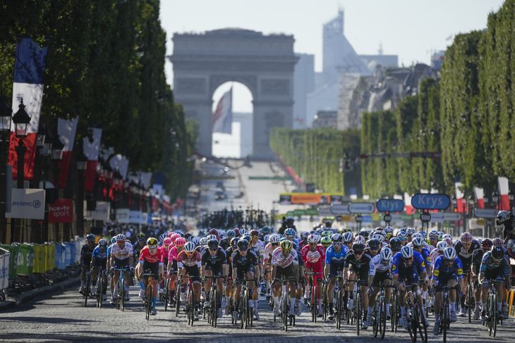 Tour-feltet på Champs-Élysées under sidste etape i 2021. I baggrunden ses Triumfbuen. Foto: Christophe Ena/Ritzau Scanpix