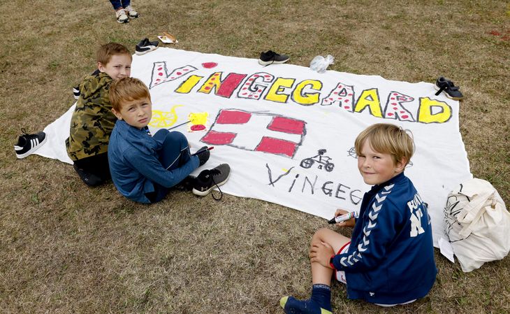 Anthon, Berthram og Samuel var blandt de mange, som lavede bannere til ære for vinderen Vingegaard. Foto: Anders Brohus