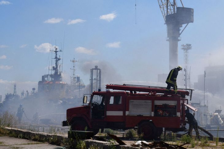Ukrainske brandfolk kæmpede lørdag på at slukke flammerne efter det russiske angreb mod havnebyen Odesa. Først benægtede Rusland angrebet, men sagde søndag, at man havde ramt militære mål. Foto: Ukrainian Armed Forces/Reuters