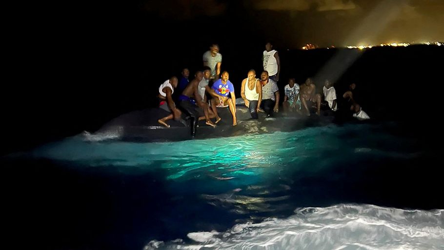 Nogle af de 25 overlevende, der foreløbig er fundet på eller ved den migrantbåd, der søndag forulykkede ud for Bahamas' kyst. Foto: Royal Bahamas Defence Force/Reuters