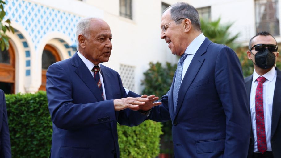 Den russiske udenrigsminister, Sergei Lavrov, mødes med Den Arabiske Ligas generalsekretær, Ahmed Aboul Gheit, i Kairo 24. juli 2022. Foto: AFP PHOTO / Russian Foreign Ministry / handout
