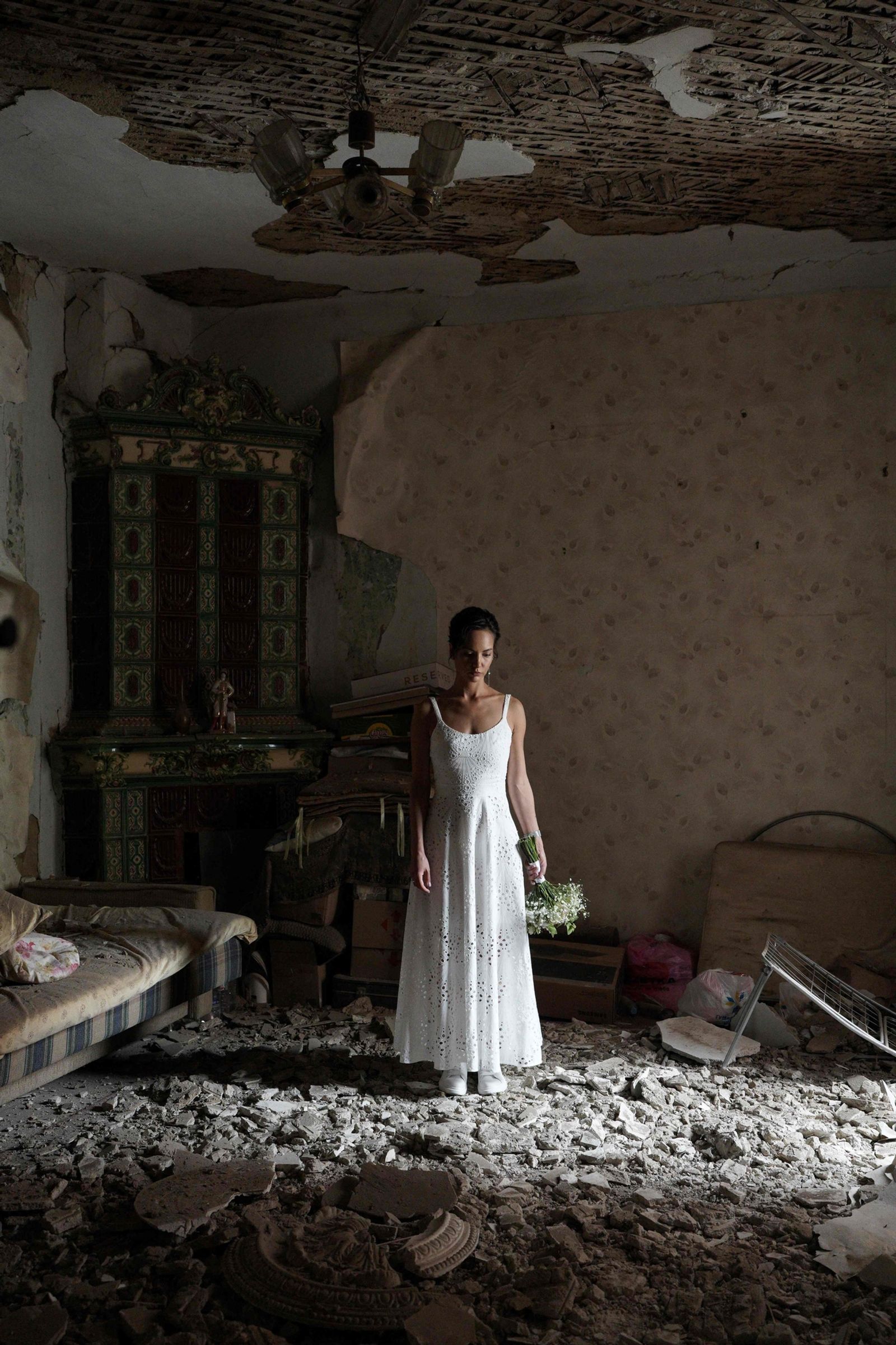  Daria Steniukova i parrets udbombede lejlighed. De valgte at blive gift på trods af Ruslands bombardementer. Foto: Oleksandr Demianiv/ Ritzau Scanpix