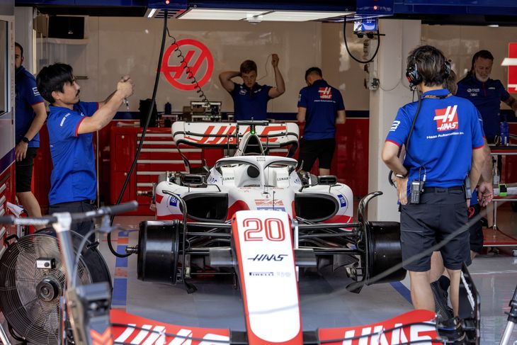 Haas-raceren forlader første garagen fredag. Foto: Tariq Mikkel Khan