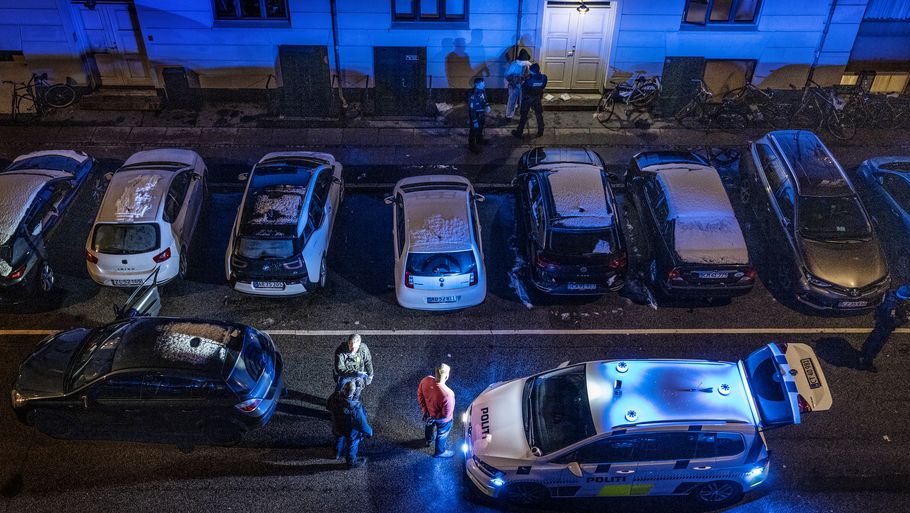 Her bliver to af de tiltalte anholdt kort efter skuddrabet i Sorgenfrigade 4. december 2021. Foto: Ekstra Bladet