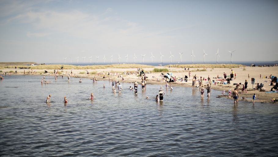 Mange danskere burde tage en pjække-hygge-dag mandag, så de kan tage på stranden. Foto: Lars Just.