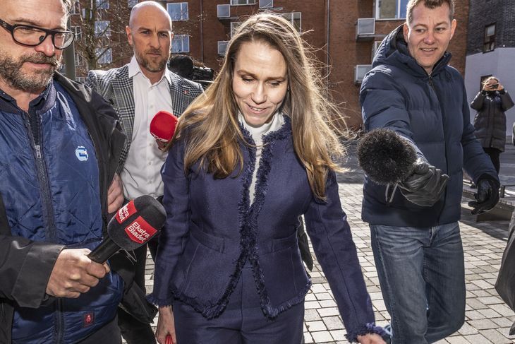 Barbara Bertelsen ankommer her til afhøring i Minkkommissionen 1. april 2022. Hun slipper fra fadæsen uden skrammer. Foto: Henning Hjort
