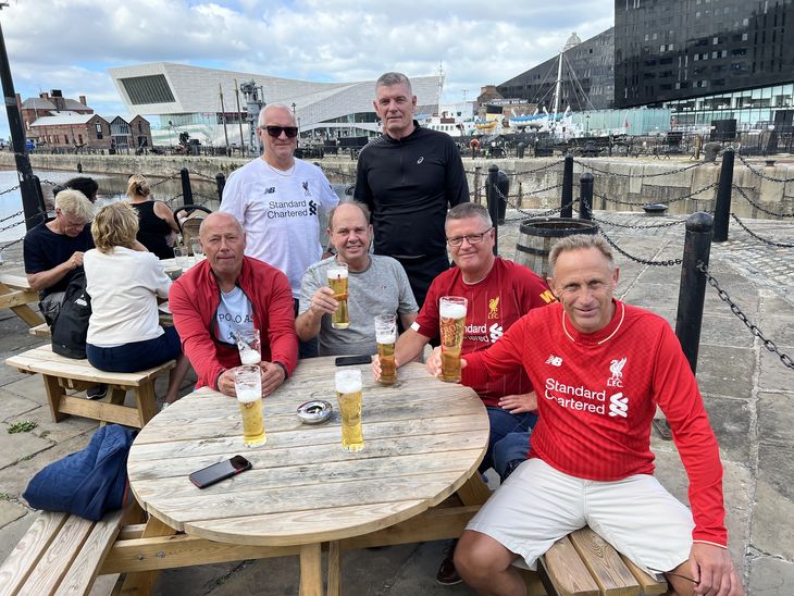 Mogens, Per, Ricardo, Christian, Lars og Tom i gang med lørdagens første øl i Liverpool. Det bliver med garanti ikke den sidste. Privatfoto
